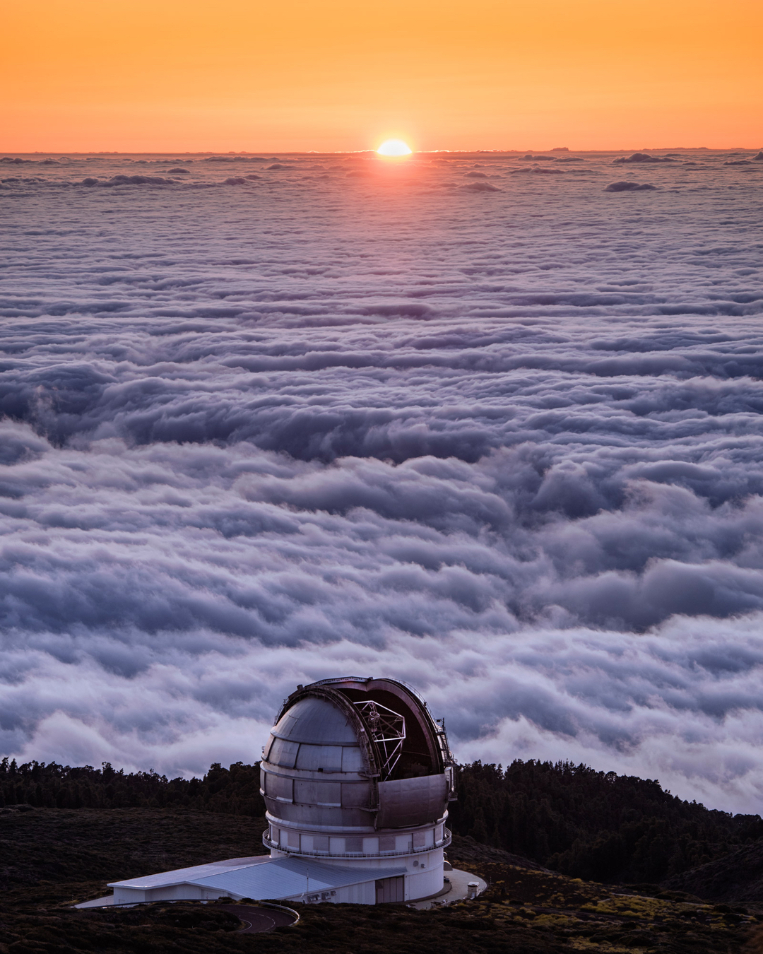 عکس: بالای ابرها در کنار تلسکوپ