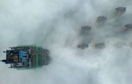 تصویر/آسمان‌خراش‌های چین در هوای مه آلود