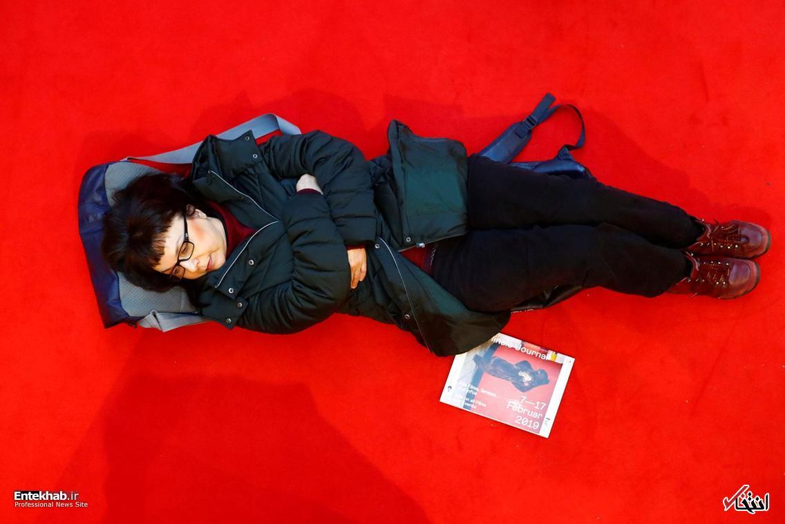 عکس/ یک زن در صف خرید بلیط جشنواره بین المللی فیلم برلین
