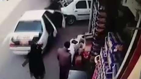 ویدئو/ یک کودک در اصفهان با ماشین دو نفر را له کرد! (۱۶+)