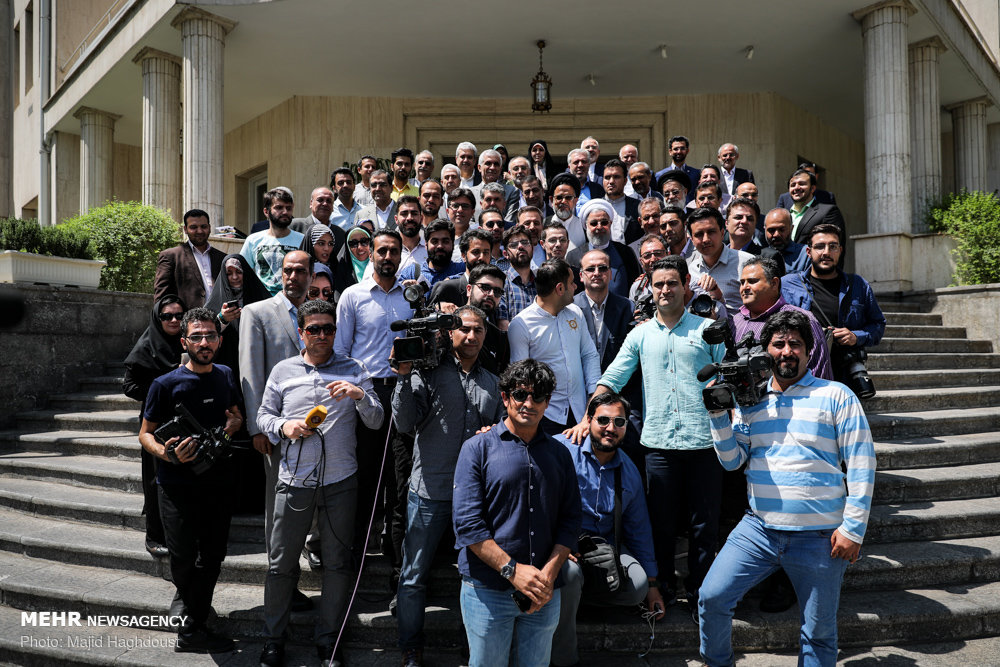 عکس/ خبرنگاران در کنار دکتر حسن روحانی در روز خبرنگار