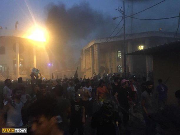 حمله معترضین به کنسولگری ایران در بصره (+عکس)
