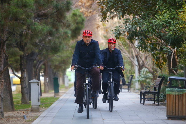دوچرخه‌سواری حناچی در سه‌شنبه‌های بدون خودرو+ عکس