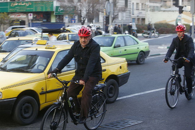 دوچرخه‌سواری حناچی در سه‌شنبه‌های بدون خودرو+ عکس