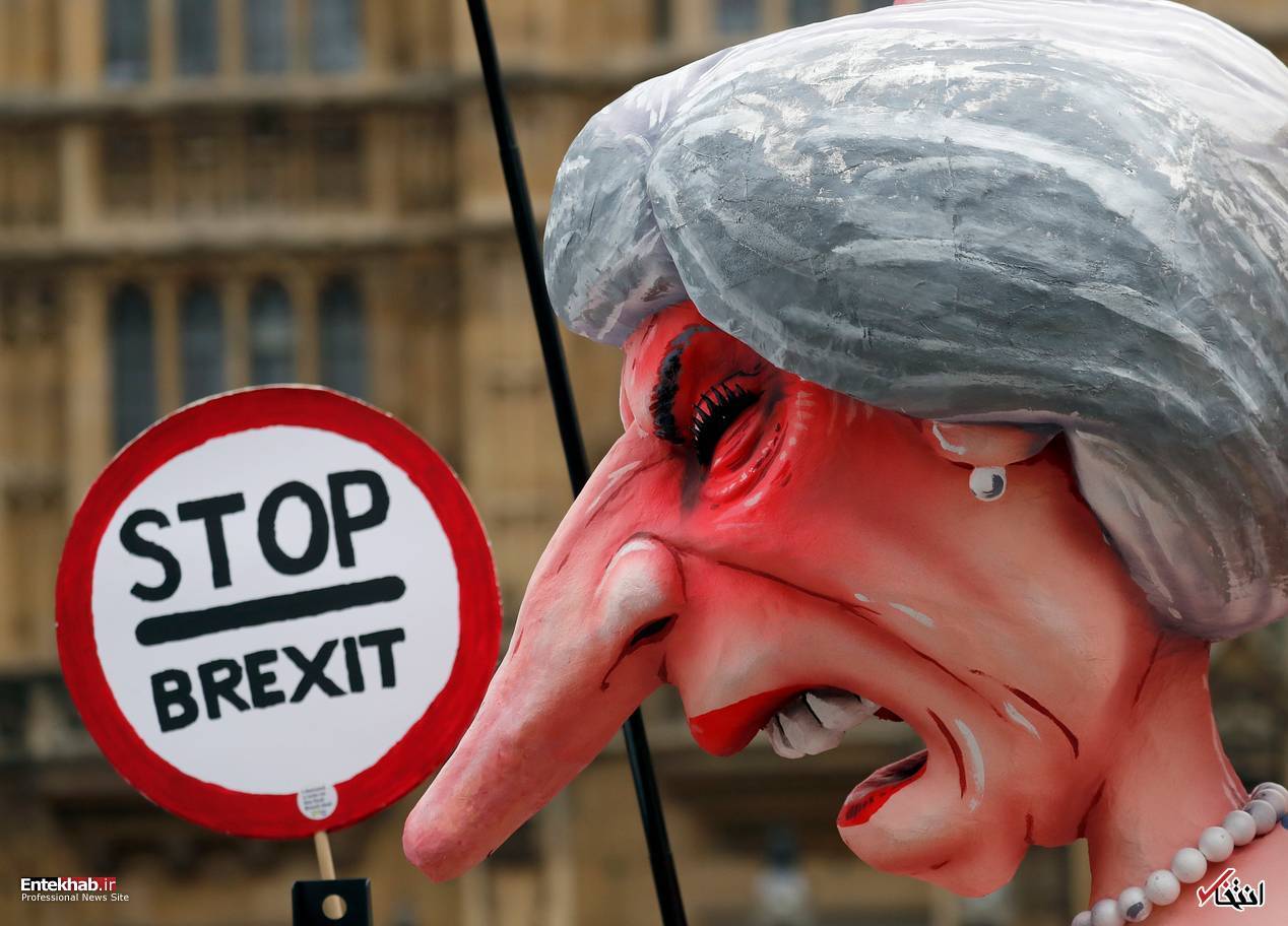 عروسکی از ترزا می نخست وزیر انگلیس مقابل پارلمان