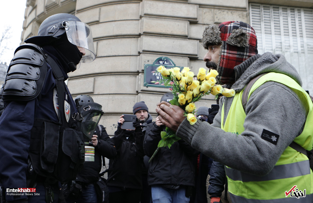 عکس: اهدای گل از سوی یک تظاهرکننده با نیروهای پلیس ضد شورش در پاریس