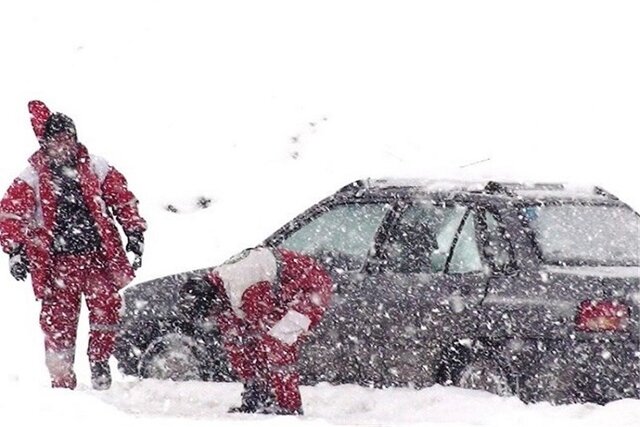 اسکان اضطراری ۲۷۳۴ مسافر متاثر از برف و کولاک در خراسان‌شمالی توسط جمعیت هلال احمر