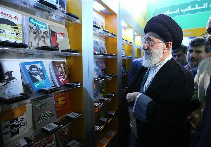 عکس: بازدید مقام معظم رهبری از نمایشگاه کتاب تهران