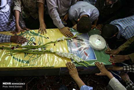 گزارش تصویری: تشییع پیکر شهید مومنی، شهید مدافع حرم در قم