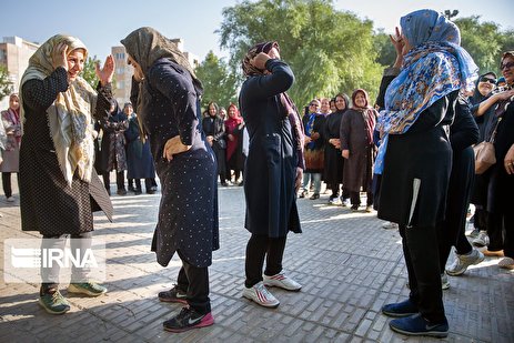 گزارش تصویری: خنده‌درمانی بانوان کرمانشاهی