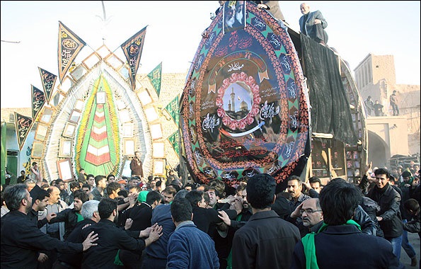 آئین سنتی نخل‌برداری در فیروزآباد میبد برگزار شد