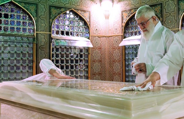 انجام غبارروبی ضریح مطهر امام رضا (ع)