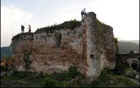 مرمت آثار تاریخی کشف شده از قلعه صلصال