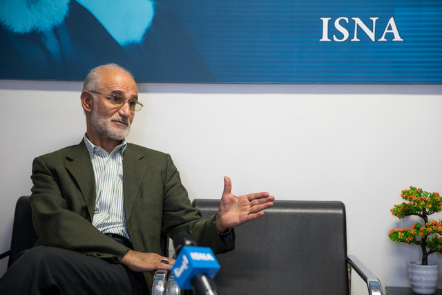 دکتر معین از نتایج پژوهش جهانی درباره ماندگاری ویروس کرونا در هوا می‌گوید