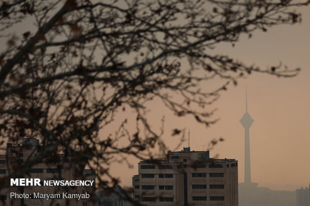 همزمان با شروع فصل زمستان.هوای تهران برای نهمین روز متوالی آلوده است