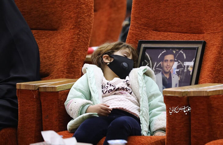 دختر سرتیم حفاظت ابومهدی المهندس در مراسم اولین سالگرد عروج پدر + عکس