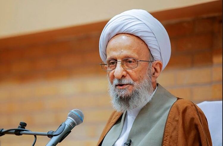 روزنامه جوان: مصباخ یزدی وقتی به آقا میرسید به سمت ایشان میدوید اما هادی غفاری... روزنامه جوان: مصباخ یزدی وقتی به آقا میرسید به سمت ایشان میدوید اما هادی غفاری...