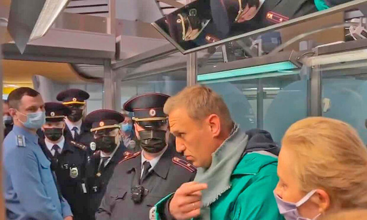انتقاد محتاطانه آمریکا و اتحادیه اروپا از رفتار کرملین با منتقد پوتین/ ناوالنی را آزاد کنید انتقاد محتاطانه آمریکا و اتحادیه اروپا از رفتار کرملین با منتقد پوتین/ ناوالنی را آزاد کنید