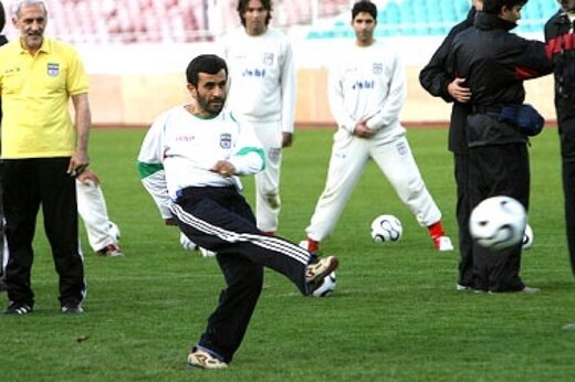 پاسخ کنایه‌آمیز علی کریمی به احمدی‌نژاد! (عکس)