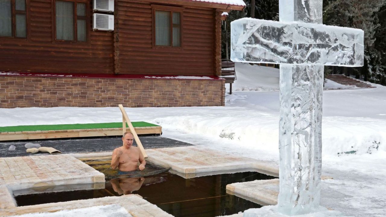 غسل پوتین در آب یخ‌زده+ ویدئو