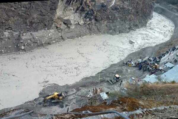سقوط یخچال طبیعی در ارتفاعات هیمالیا/۱۴۰ تن مفقود شدند
