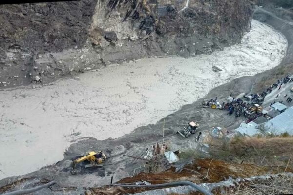 سقوط یخچال طبیعی در ارتفاعات هیمالیا/۱۴۰ تن مفقود شدند سقوط یخچال طبیعی در ارتفاعات هیمالیا/۱۴۰ تن مفقود شدند