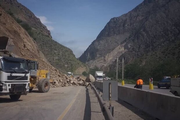 رئیس پلیس راه مازندران خبر داد: ریزش کوه در محور‌های کندوان و هراز