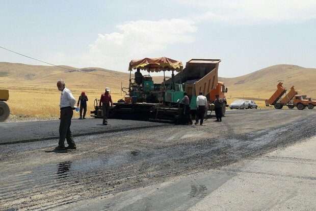 عملیات آسفالت ۲ پروژه راهسازی در ایلام آغاز شد