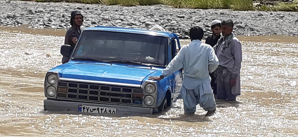 آمبولانس دستی در کاجو، ۴ ساعت پیاده روی در آب و کوهستان