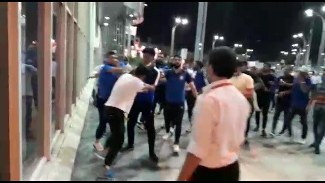 وقتی تیم بزرگتر نداشته باشد: بازیکنان عصبی استقلال به هوادار استقلال مشت و لگد حواله کردند وقتی تیم بزرگتر نداشته باشد: بازیکنان عصبی استقلال به هوادار استقلال مشت و لگد حواله کردند