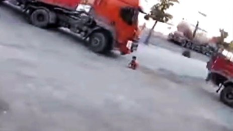ویدئو/ زیر گرفتن دلخراش بچه ۶ ساله توسط راننده تریلی(18+)