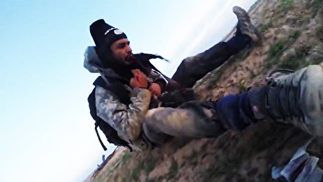 ویدئو/ لحظه به درک واصل شدن تروریست داعشی توسط یک تک تیرانداز