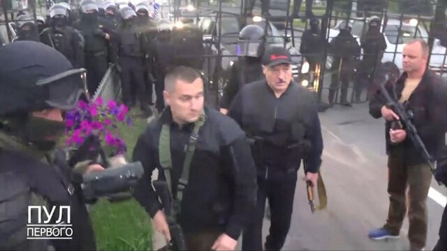 لوکاشنکو با تفنگ و جلیقه ضد گلوله در خیابان‌های مینسک