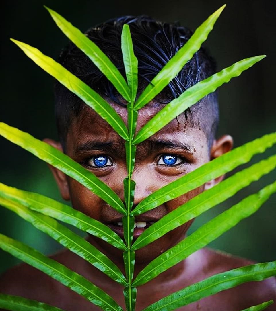 راز قبیله‌ای که تمام اهالی‌اش چمشان آبی دارند + تصاویر