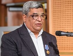 پیکر سیروس برزو در خانه ابدی آرام گرفت پیکر سیروس برزو در خانه ابدی آرام گرفت