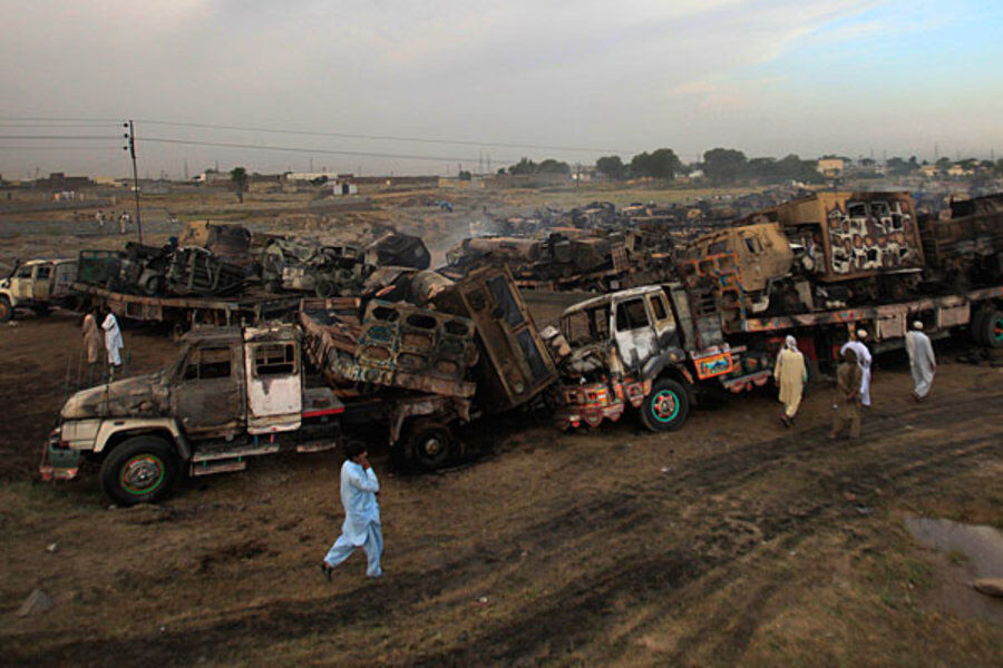 خودرو‌های نظامی ناتو در پاکستان به آتش کشیده شد