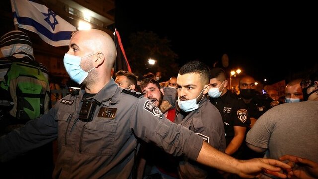 تظاهرات اسرائیلی‌ها مقابل منزل نتانیاهو هم‌زمان با اعمال محدودیت‌های جدید کرونایی