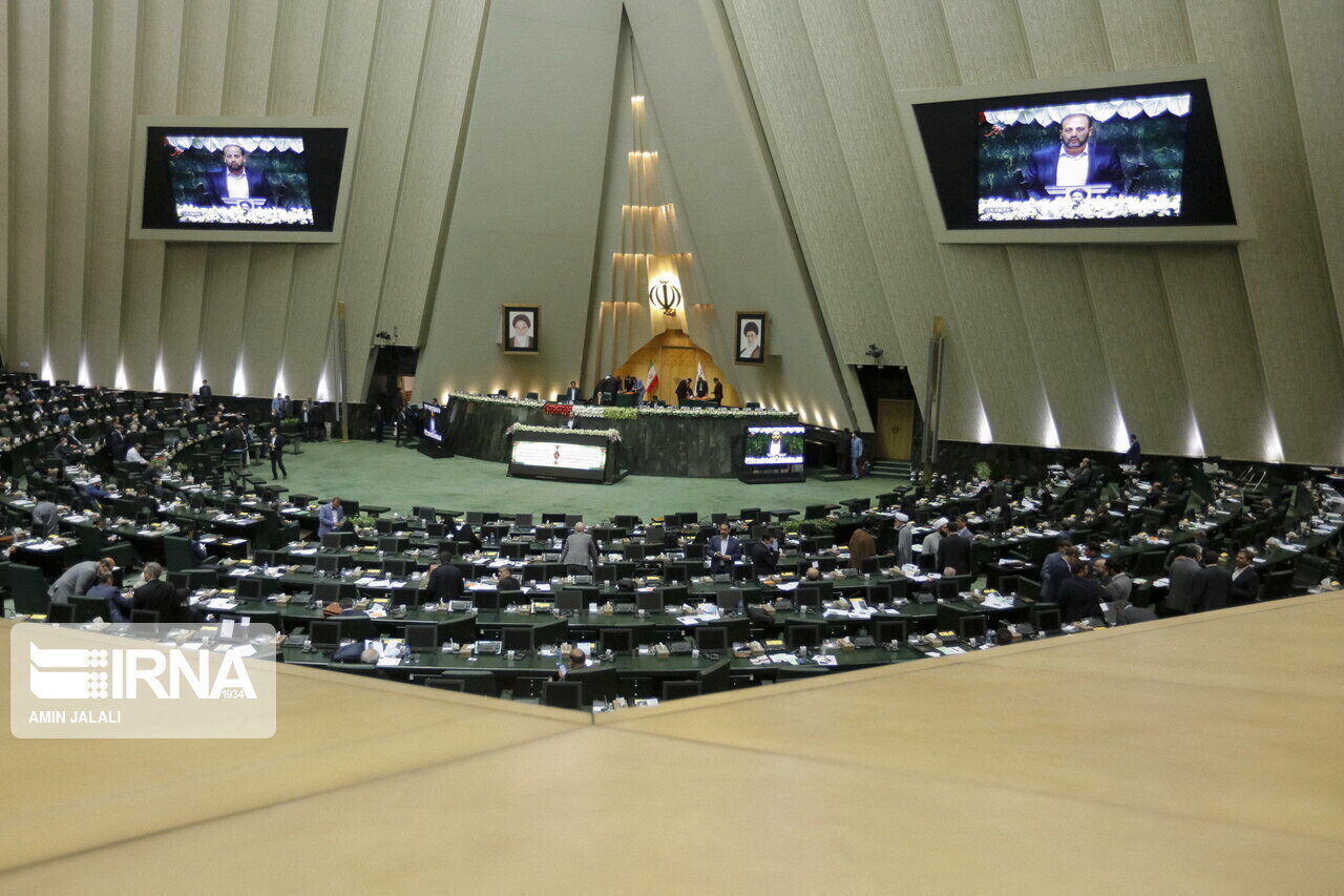 معاون پارلمانی رییس جمهوری، لایحه بودجه سال ۱۴۰۰ را تقدیم مجلس کرد معاون پارلمانی رییس جمهوری، لایحه بودجه سال ۱۴۰۰ را تقدیم مجلس کرد