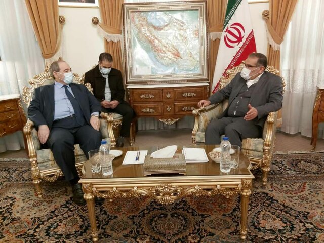 شمخانی یه فیصل مقداد: باید به حضور شرارت‌آمیز آمریکا در منطقه پایان داد