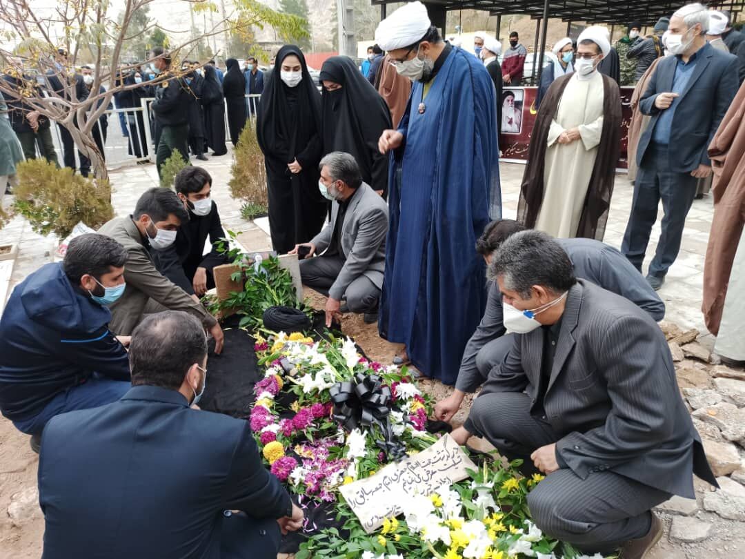 پیکر امام جمعه پیشین کرمان در کرمان تشییع و به خاک سپرده شد