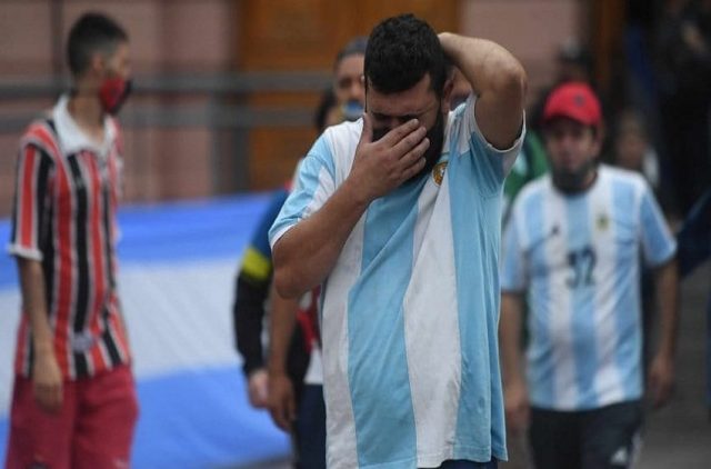 جزئیاتی از تشییع جنازه دیگو؛ وداع اشکبار با مارادونا جزئیاتی از تشییع جنازه دیگو؛ وداع اشکبار با مارادونا