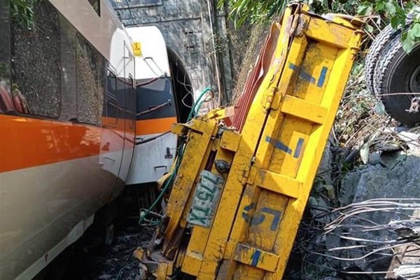 ۳۶ کشته در تصادف مرگبار قطار و کامیون در تایوان