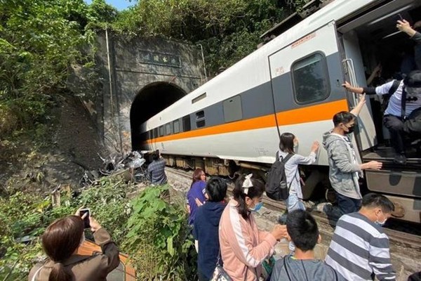 ۳۶ کشته در تصادف مرگبار قطار و کامیون در تایوان