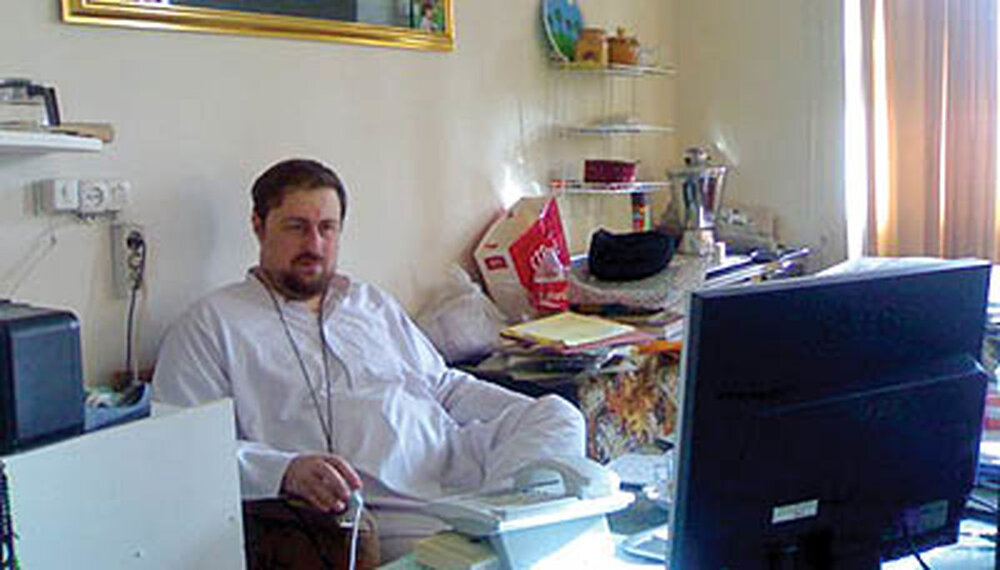 عکسی متفاوت از سیدحسن خمینی در اتاق کارش