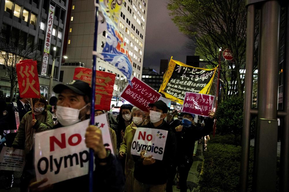 آتش تردید بر مشعل المپیک توکیو، اعتراض‌ها در ژاپن
