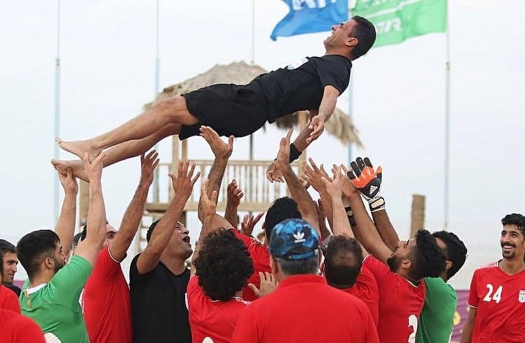 خداحافظی امیر فالحی داور خوزستانی و پرسنل امور ورزش شرکت بر روی دست ملی‌پوشان