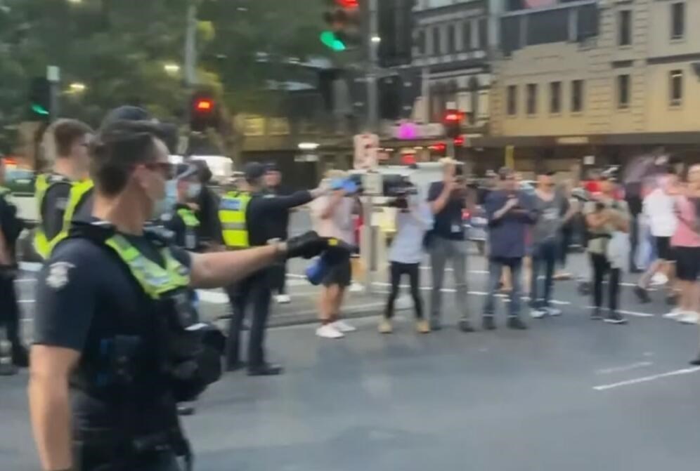 اصرار وزیر مهاجرت استرالیا به اخراج جوکوویچ/ حضور پلیس و درگیری با هواداران «نوله» +عکس