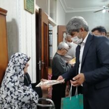 از خانواده ی شهدای پرورش و شهید مدافع حرم حاج سعید سیاح طاهری تکریم شد