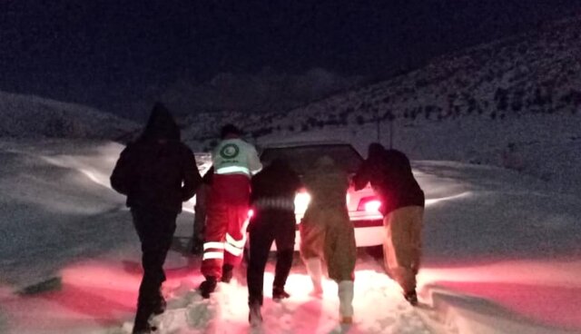 نجات جان ۷ نفر گرفتار در برف و کولاک 