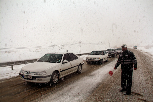 برف و باران در جاده‌‍‌های ۲۰ استان